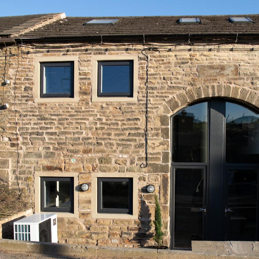 Unique Barn Conversion In Saddleworth Олдъм Екстериор снимка