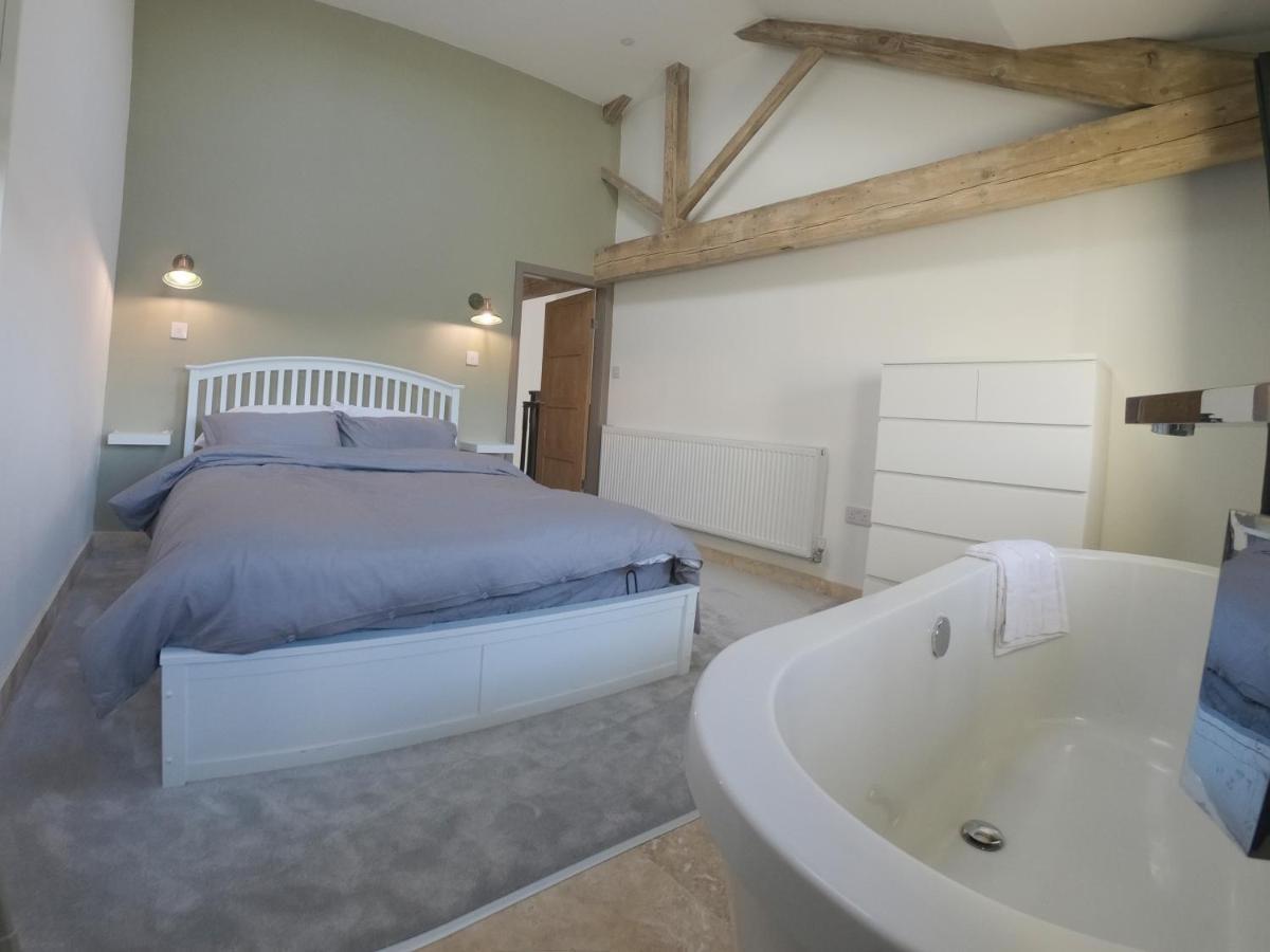 Unique Barn Conversion In Saddleworth Олдъм Екстериор снимка